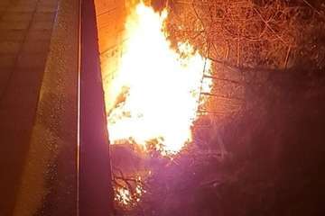  Incendio de rastrojos y hierbas debajo del puente sobre el Barranco Real de Telde próximo al parque Pinocho/TA.